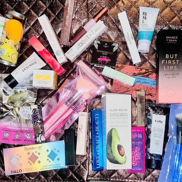 5 Item Mystery Makeup Box - Picture 2 of 2